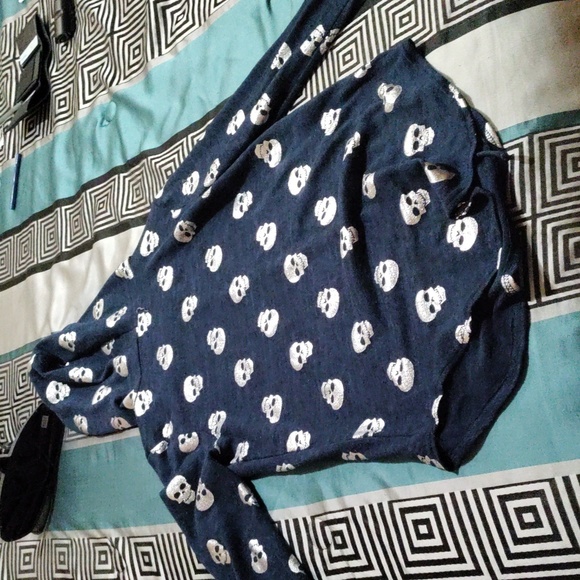 Blue cove, silver skull. "No Boundaries" sweater. - Picture 3 of 3